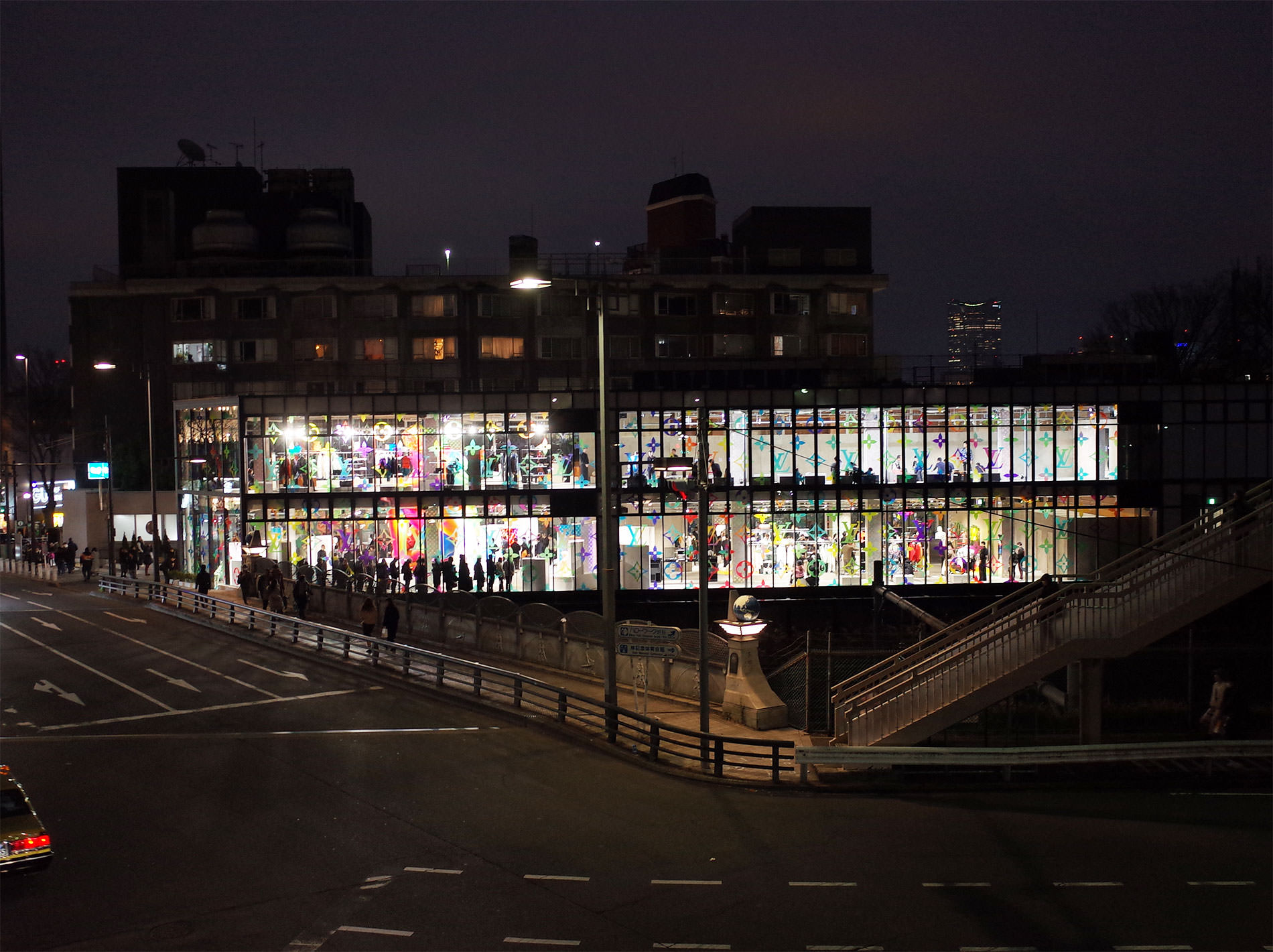 原宿駅前にルイ・ヴィトンのショップ | Louis Vuitton Men's SS19 Pop-Up Store