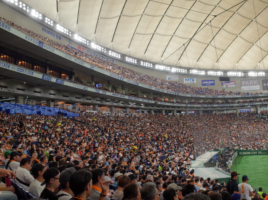東京ドームで野球観戦とグランド開放 / Watch a baseball game at the Tokyo Dome and visit the field