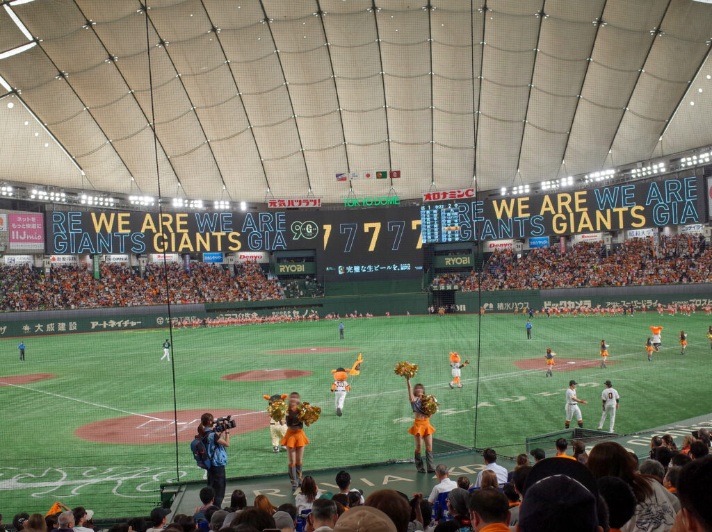 東京ドームで野球観戦とグランド開放 / Watch a baseball game at the Tokyo Dome and visit the field